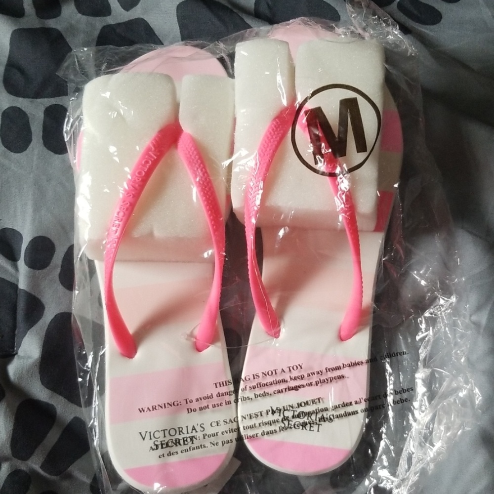 BRAND NEW VICTORIA SECRET flip flops